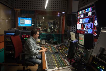 Sala de control de sonido del equipo de informativos de TVE en Torrespaña.