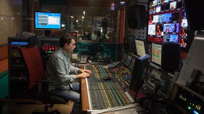 Sala de control de sonido del equipo de informativos de TVE en Torrespaña.