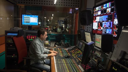 Sala de control de sonido del equipo de informativos de TVE en Torrespaña.