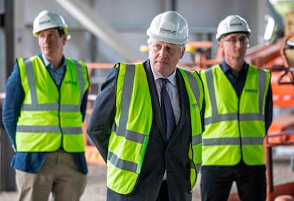 Boris Johnson durante visita a um centro de produção de vacinas em Didcot (Inglaterra) na sexta-feira.