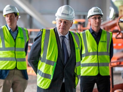 Boris Johnson durante visita a um centro de produção de vacinas em Didcot (Inglaterra) na sexta-feira.