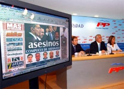 Javier Arenas, Pío García Escudero y Ana Mato, durante la rueda de prensa en la que informaron sobre los ataques sufridos en 120 sedes de su partido. (EFE/Javier Lizón)