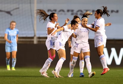 Las madridistas celebran el gol de Zornoza.