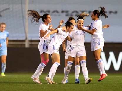 Las madridistas celebran el gol de Zornoza.