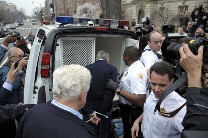 Clooney sube al furgón policial, junto al congresita Jim Moran (de espaldas, con traje y camisa a rayas)