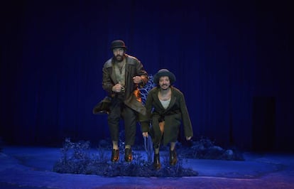 Paco D&eacute;niz, a la izquierda, y Juan Antonio Lumbreras, en una escena de la obra &#039;Esperando a Godot&#039;, de Samuel Beckett, en el montaje de Alfredo Sanzol.