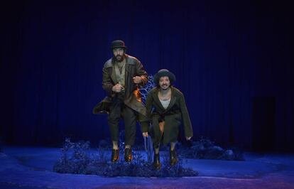 Paco Déniz, a la izquierda, y Juan Antonio Lumbreras, en una escena de la obra 'Esperando a Godot', de Samuel Beckett, en el montaje de Alfredo Sanzol.