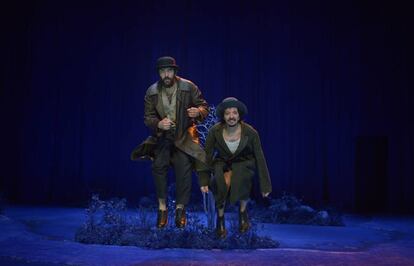 Paco D&eacute;niz, a la izquierda, y Juan Antonio Lumbreras, en una escena de la obra &#039;Esperando a Godot&#039;, de Samuel Beckett, en el montaje de Alfredo Sanzol.