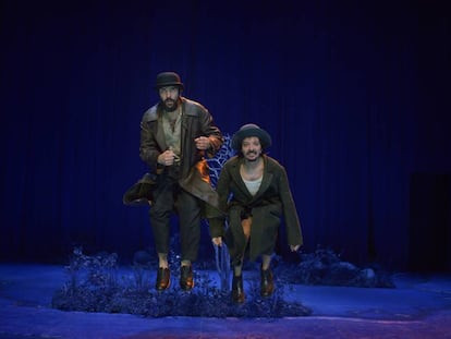 Paco D&eacute;niz, a la izquierda, y Juan Antonio Lumbreras, en una escena de la obra &#039;Esperando a Godot&#039;, de Samuel Beckett, en el montaje de Alfredo Sanzol.