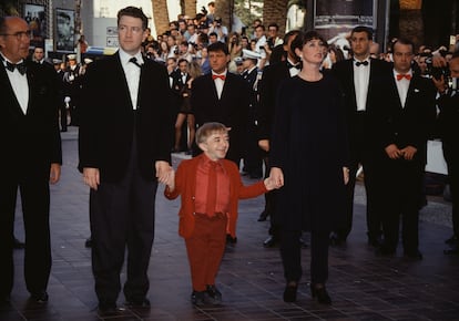 David Lynch llega al Festival de Cannes de la mano del actor Michael J. Anderson y Mary Sweeney, 17 de mayo de 1992.