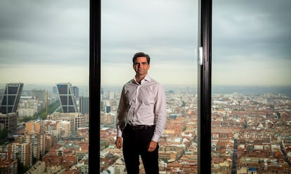 Diego del Alcázar, CEO de la IE University y novelista de ciencia ficción, retratado en Madrid el 6 de septiembre de 2023, delante de las vistas que domina su despacho, en un piso 26.