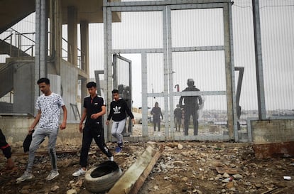 Un grupo de inmigrantes son devueltos a Marruecos por las autoridades españolas en la frontera entre Ceuta y Fnideq, este martes. La intención del Ministerio del Interior es negociar con Marruecos la devolución de los inmigrantes y hasta ahora se han ejecutado cerca de 2.700 retornos, según ha manifestado el ministro del Interior, Fernando Grande-Marlaska.