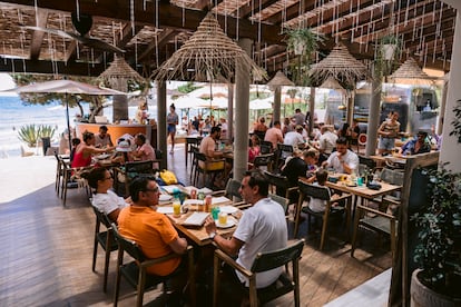 En la terraza Aiyanna, en Cala Nova, los turistas cenan entre selfies, música étnica y sombrillas tailandesas.
Foto proporcionada por el restaurante