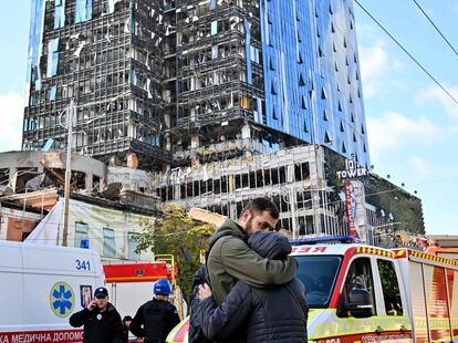 Una pareja se abraza sobre el lugar del ataque ruso en el centro de Kiev. La última agresión rusa contra la capital ucrania se produjo el pasado junio, cuando los cohetes del invasor impactaron en un barrio residencial. Por lo menos siete misiles han caído este lunes en varias localizaciones del centro de Kiev: en la sede del Ministerio de Educación, en el barrio universitario; en un rascacielos colindante a la estación central de tren, la sede de la empresa energética DTEK, propiedad del oligarca Rinat Akhmetov; en el famoso puente de Cristal, una atracción de una de las zonas verdes y de paseo más concurridas de la ciudad; en un parque infantil y en una avenida del barrio de sedes gubernamentales.