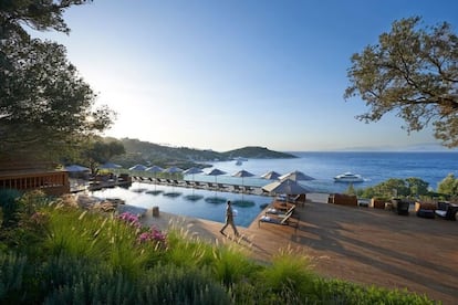 El mar Egeo es el escenario de excepción para un lugar que invita a refrescarse, relajarse y saborear el momento desde Bodrum (Turquía). Un exclusivo resort que incluye una gran variedad de restaurantes, spa, y por si la piscina infinita no fuera suficiente, dos playas privadas.