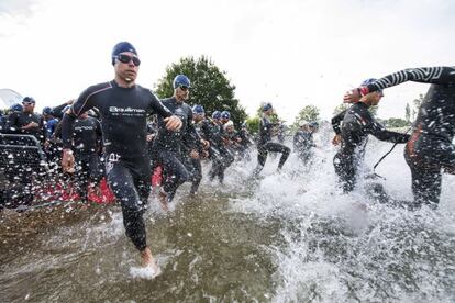 Participantes se dirigen a la prueba de natación dentro del Triatlón de Vitoria.