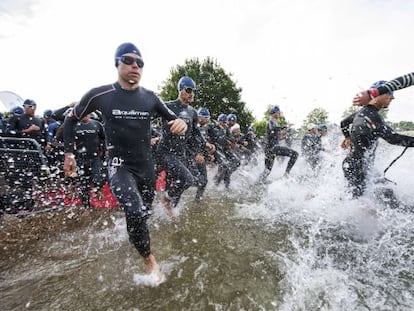 Participantes se dirigen a la prueba de natación dentro del Triatlón de Vitoria.