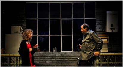 Roser Camí y José María Pou, en una escena de 'Celobert' que dirige el propio actor en el Teatre Goya de Barcelona.