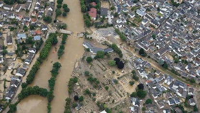 Vista aérea tomada el 15 de julio que muestra propiedades, casas y paisajes inundados tras las fuertes lluvias e inundaciones en Bad Neuenahr - Ahrweiler, oeste de Alemania.