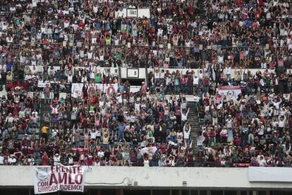 La gente hacia la ola en las tribunas del Azteca. 