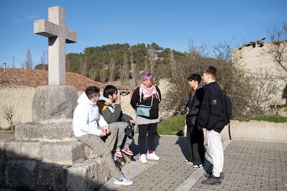 Los jóvenes estudiantes de periodismo charlan con Elisa Cerrillo, alcaldesa de San Pelayo, en febrero de 2024.