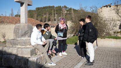 Los jóvenes estudiantes de periodismo charlan con Elisa Cerrillo, alcaldesa de San Pelayo, en febrero de 2024.