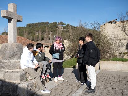 Los jóvenes estudiantes de periodismo charlan con Elisa Cerrillo, alcaldesa de San Pelayo, en febrero de 2024.