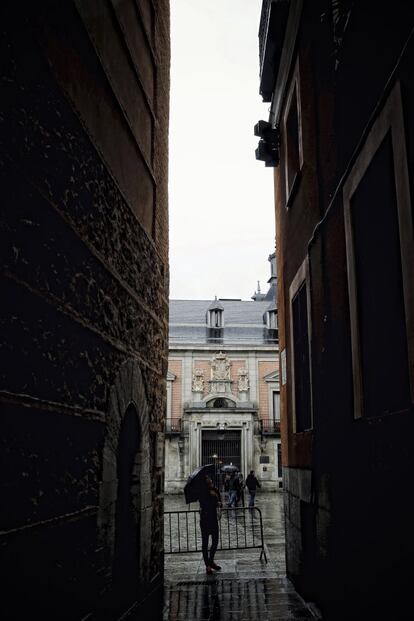 La Casa de la Villa de Madrid vista desde un callejón un día lluvioso. Si bien la fórmula para calcular la distancia de la tormenta era Distancia= Número de segundos/3, queda la duda de saber si viene hacia nosotros o se aleja. Para ello, lo que hay que hacer, según eltiempo.es, es realizar ese cálculo con un intervalo de tiempo de 1 o 2 minutos. De tal modo que, si por ejemplo hemos calculado en el primer resultado que la distancia es de 30 kilómetros y en el segundo de 26, es que viene hacia nosotros. Si el segundo resultado fuese mayor, es que la tormenta se aleja.