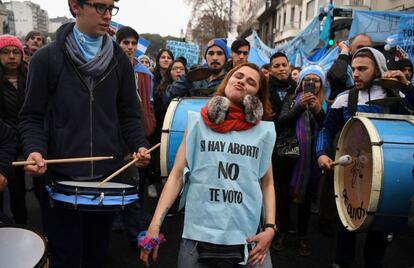 Marchas en contra de la legalización del aborto en Argentina mientras el Senado discute la probación de la ley en Buenos Aires. 