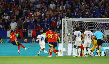 Nico Williams marca el primer tanto para España.