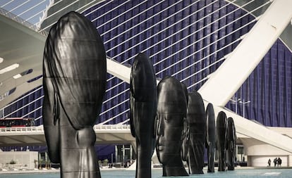 Las siete esculturas de Plensa expuestas en la Ciudad de las Artes de Valencia.