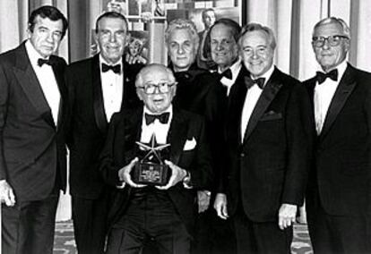 Wilder, en 1986, muestra el premio del Instituto Americano del Cine junto a los actores Walter Matthau, Fred MacMurray, Tony Curtis, George Stevens, el director ejecutivo de la cadena NBC, Grant A. Tinker, y Jack Lemmon (de izda. a dcha.).