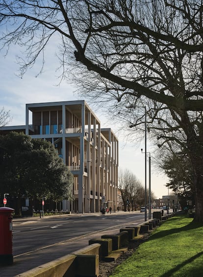 Centro universitario Town House, en la Kingston University de Londres, obra de Grafton Architecs