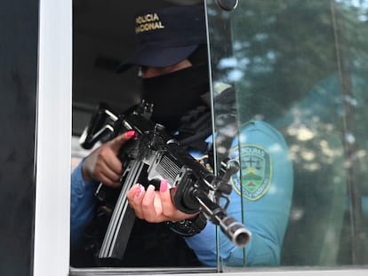 Una policía hace guardia desde el interior de un camión en el que trasladan a las mujeres que presuntamente participaron en el motín, en un penal en Tamara (Honduras), el 20 de junio.