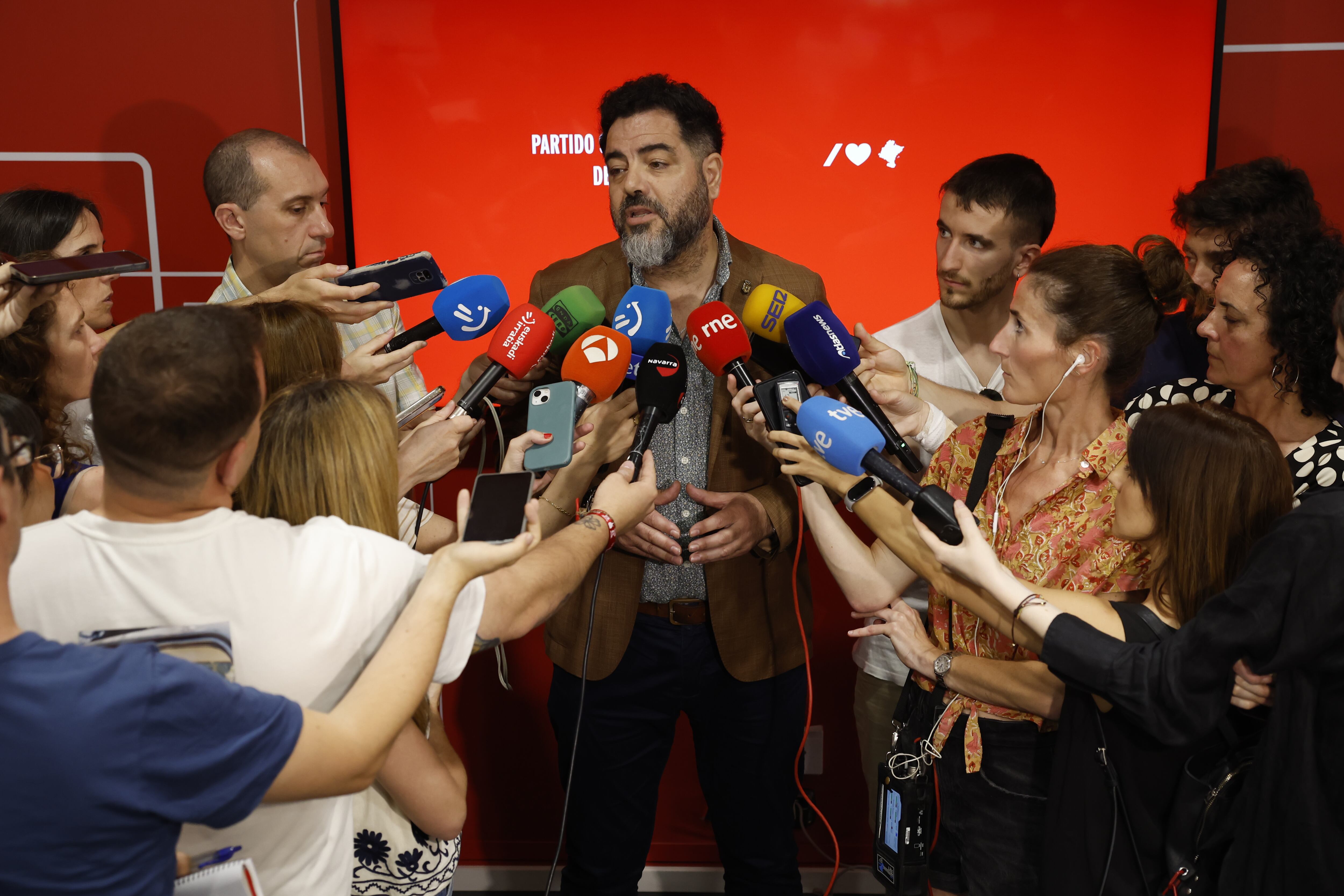 El número dos de los socialistas navarros dimite tras desvelar que su pareja trabajó en la empresa vinculada a Cerdán
