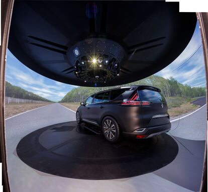 Imagen cedida por la empresa de un vehículo en el interior de Roads, el simulador de conducción del grupo Renault.