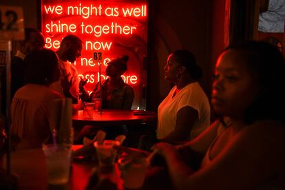 Un grupo de personas dentro de un bar en Houston, Texas el día de ayer.