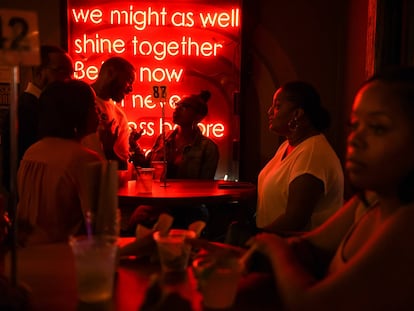 Un grupo de personas dentro de un bar en Houston, Texas el día de ayer.