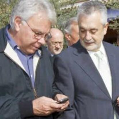 Griñán y el ex presidente del Gobierno Felipe González llegan al acto de conmemoración del 40 aniversario de la declaración de Doñana como Parque Nacional, celebrado hoy en Almonte (Huelva).