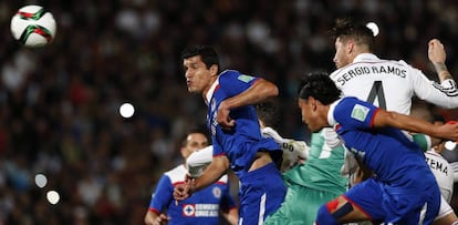 Sergio Ramos remata de cabeza contra el Cruz Azul, en la semifinal del Mundial de Clubes.