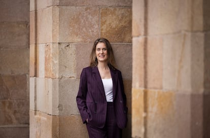 Jéssica Albiach, presidenta del grupo parlamentario Comuns en el Parlament, posa a las afueras del hemiciclo catalán antes de la entrevista.