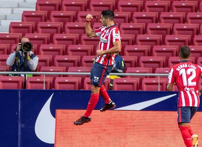 El delantero del Atlético de Madrid Luis Suárez celebra este domingo uno de sus dos goles ante el Granada en el Wanda Metropolitano.