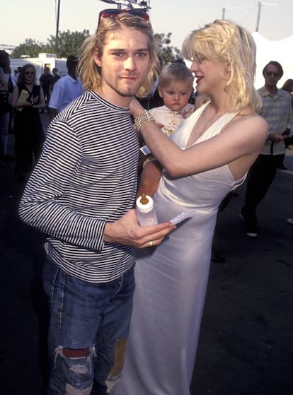 <p><strong>Cuándo.</strong> En los Video Music Awards de 1993.</p> <p><strong>Por qué.</strong> Porque esta imagen ilustra los motivos por los que la industria de la música necesitaba desesperadamente a Kurt y Courtney. Ni ropa de lujo ni prendas elegantes: él acudió con vaqueros rotos, zapatillas, camiseta de manga larga y gafas de sol. Ella, con un vestido blanco que recordaba a Marilyn Monroe, pero sin apenas joyería. En sus brazos, su hija, Frances Bean Cobain. El biberón como complemento era una idea que solo podía ocurrírsele a ellos.</p>