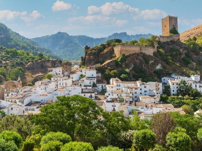 Vista de Cazorla (Jaén) coronada por el castillo de La Yedra.