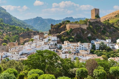 Vista de Cazorla (Jaén) coronada por el castillo de La Yedra.