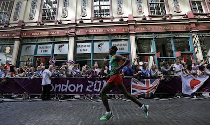 Un atleta cruza por delante de los almacenes Leadenhall.