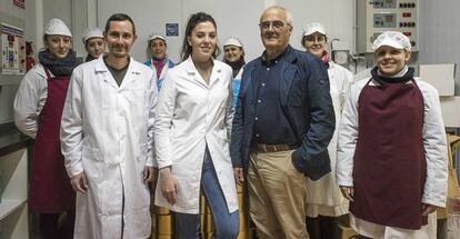 El equipo de limpiadoras de anchoas posa junto a Vicente Ignacio Sánchez Ferrón (de azul), gerente, Marta Sánchez, responsable de logística y Salvador García Martínez, de administración. 