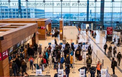 Viajeros en un aeropuerto de Berlín (Alemania).