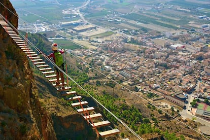 Un puente tibetano en la vía ferrata de Redován (Alicante).