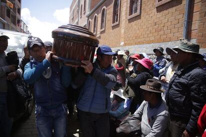 Un grupo de personas carga el ataúd de uno de los fallecidos en El Alto (Bolivia).